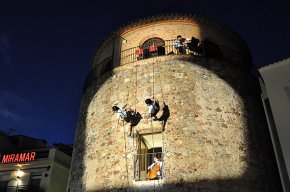 La dansa vertical a la torre del Port inaugura el 36è Festival de Música Internacional de Cambrils
