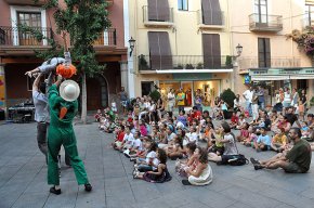 La companyia Iliacan omple de rialles la plaça d'Espanya amb el seu espectacle infantil