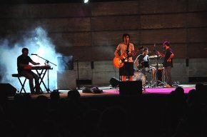 El grup mallorquí Oliva Trencada ofereix el seu concert dins la programació de la Festa a la Mar