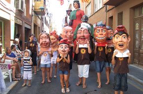 Els gegants i nanos de Tota l'Endenga participen a la trobada gegantera del Serrallo, a Tarragona