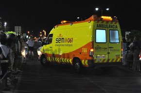 Un vehicle atropella una persona gran quan creuava un pas de vianants al port de Cambrils