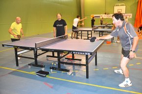 Una quarantena de palistes participen en el primer curs de monitors de tennis taula