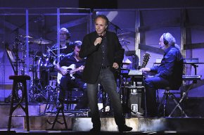 El concert de Joan Manuel Serrat omple de gom a gom l'aforament dels jardins del Parc Samà