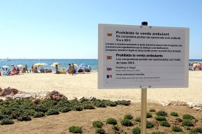 S'intensifica la campanya per eradicar el top manta amb informació als botiguers i als vianants