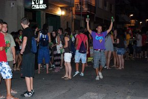 Una nombrosa i animada Rua Riu recorre els carrers de Cambrils