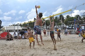 L'equip Burbujas Freixenet s'endú les 24 Hores de Vòlei Platja de Cambrils