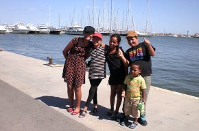Els cinc sahrauís acollits a Cambrils realitzen el seu bateig al mar amb una sortida fins el port de Salou
