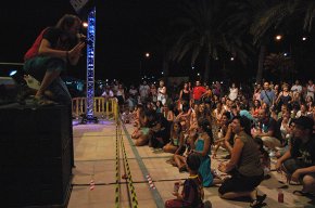 Els ritmes de la rumba catalana del grup Rauxa engresquen els turistes i cambrilencs al passeig de les Palmeres