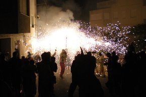 El Ball de Diables Els Cagarrieres participa al correfoc de Garcia