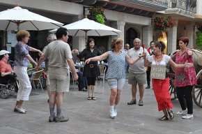 L'espectacle del grup Los Pàndols engresca els carrers del Barri Antic amb una enorme bóta de vi