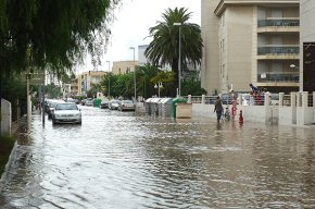 Un intens xàfec provoca inundacions i talls de la circulació a diferents punts de Cambrils