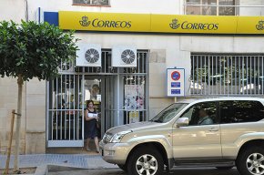Correus deixa de repartir diàriament a diferents barris urbans per no cobrir els llocs de treball dels carters que fan vacances