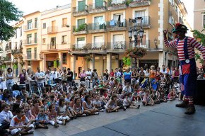 Molta canalla va participar ahir a la tarda en el darrer espectacle infantil d'estiu a la plaça d'Espanya