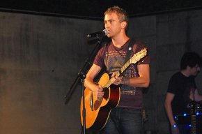 El cantautor Albert Jordà presenta els temes del seu primer treball discogràfic en solitari al Parc del Pescador