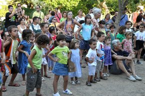 La festa final d'activitats d'estiu acull més de 450 nens i nenes al Parc del Pescador i a la piscina municipal