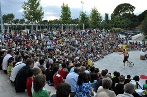 El parc del Pinaret, ple de gom a gom per veure un divertit espectacle de circ i teatre