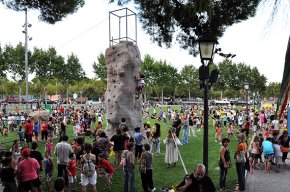 La plaça del Setge s'omple de jocs, aventura i animació en una gran tarda de festa