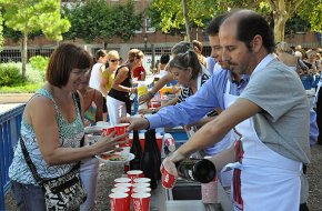 El tradicional vermut popular i la inauguració del nou ascensor d'accés a l'ermita apleguen un nombrós públic