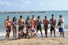 El Ball de Bastons de Cambrils balla dins la mar en el 25è aniversari de la Coordinadora del Ball de Bastons de Catalunya