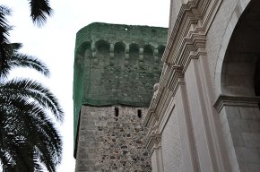 La Torre de l'Ermita continua amb la xarxa de protecció un any després de ser instal·lada