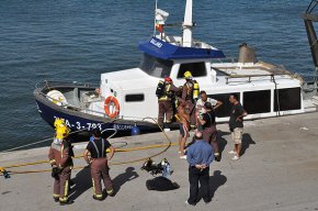 La barca d'arrossegament Bellanes provoca un ensurt dins la mar al desprendre una intensa fumera