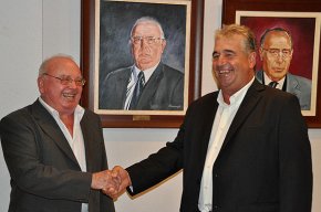 La Cooperativa Agrícola homenatja l'expresident Anton Mendoza per la seva llarga dedicació a l'entitat