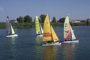 La forta mestralada, protagonista de la XII Regata de catamarans Hobie Fun de la Costa Daurada