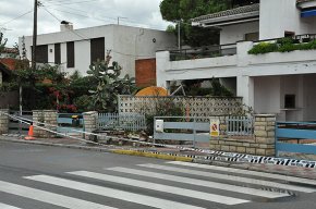 Un home resulta ferit greu al col·lisionar el cotxe amb el que circulava contra el mur d'un pati d'una casa