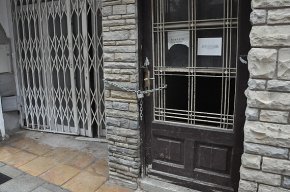 L'Ajuntament fa una operació de neteja i desinfecció del número 11 del carrer de Jacint Verdaguer per la presència de puces