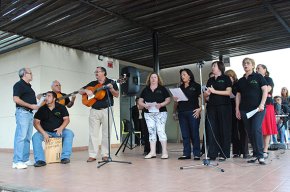 La nova Associació de Dones Clara Campoamor es presenta públicament amb una festa al parc del Nou Cambrils
