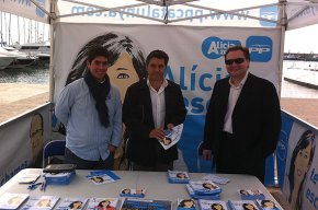 El Partit Popular instal·la una carpa informativa a les escales reials del port