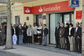 Continuen les mostres de rebuig per l'assassinat de la treballadora del banc de Santander