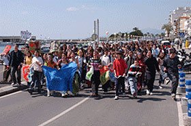 Prop de 200 persones es manifesten contra la guerra