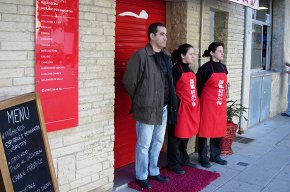 Els establiments comercials cambrilencs mostren el seu rebuig a l'assassinat de l'empleada del banc de Santander