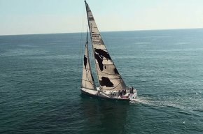 Es presenta a Cambrils un dels vaixells que donarà la volta el món en la Barcelona World Race