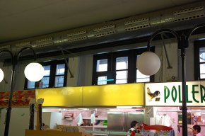 Roben de nit al Mercat de la Vila i s'enduen els diners de les caixes enregistradores