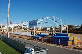 S'inicia el muntatge de la carpa de festes a la zona esportiva municipal
