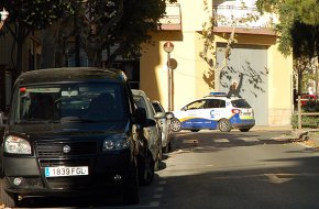 Un conductor es fuga després d'atropellar una dona a la plaça de Carles Roig
