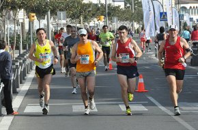 La primera edició de la Marató Costa Daurada recorre el passeig marítim de Cambrils