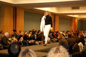Unes 200 persones assisteixen a la primera desfilada de moda d'hivern en benefici de l'ONG Down Tarragona