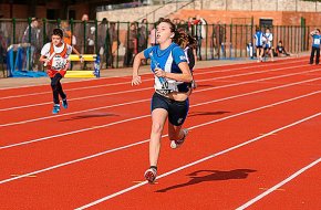 Els equips masculí i femení de S-14 d'atletisme de Cambrils, guanyadors de la VIII Trobada de Tardor de Clubs