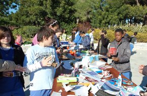 Els alumnes de 6è de primària participen en un taller per convertir l'oli usat en sabó