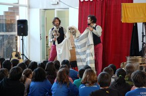Centenars de joves cambrilencs coneixen la història del Setge de Cambrils a través de l'obra "1640" de Forani Teatre