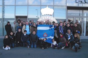 La Penya Blanc i Blava de Cambrils ja té la seva placa al nou estadi del RCD Espanyol