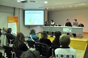 Es crea un Club de Lectura Fàcil per reforçar l'alfabetització de les persones de l'Escola d'Adults