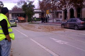 Un camió aboca accidentalment una gran quantitat de fang a l'avinguda dels Països Catalans
