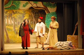 El taller juvenil del grup de teatre Xerinola presenta "L'Estel de Nadal" en un teatre de La Salle ple a vessar