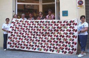 L'Escola de patchwork de Montserrat Forcadell recapta 1.750 euros per a La Marató de TV3 amb el sorteig del quilt solidari