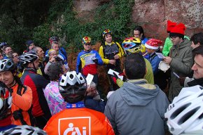 Setanta ciclistes planten el pessebre dalt del coll de la Teixeta, en la tradicional sortida de la Penya Cicloturista Cambrils