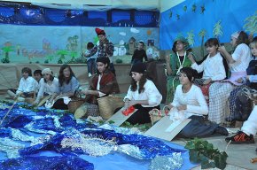 L'edifici Vedruna del col·legi Cardenal Vidal i Barraquer es transforma, durant un dia, en un gran pessebre vivent